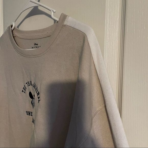 ✨Disney Mickey Mouse NWOT Tan and White Cropped Sweater - Size Large ✨ - Picture 6 of 11